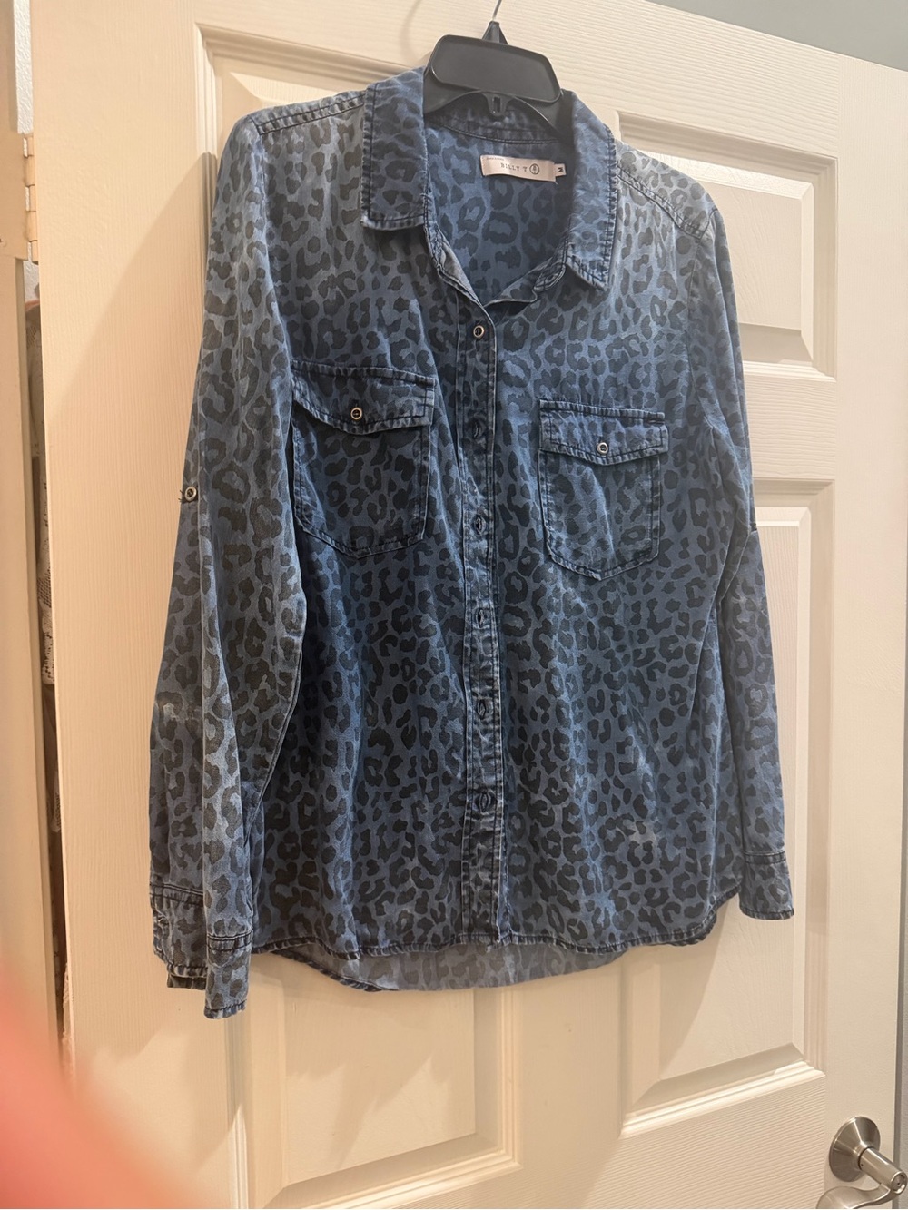 Billy T Denim-Look Blue Leopard Print Button-Up Shirt med